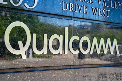 Why Investors Shouldn’t Sweat the Dip in Qualcomm’s Handset Revenue, According to Experts